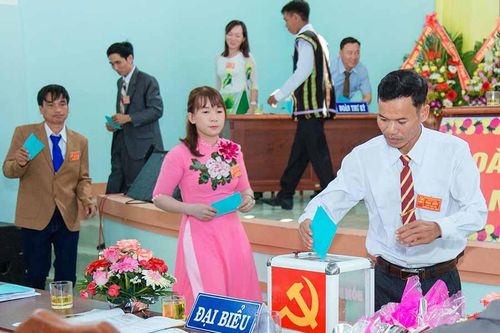 'Cán bộ là cái gốc của mọi công việc'