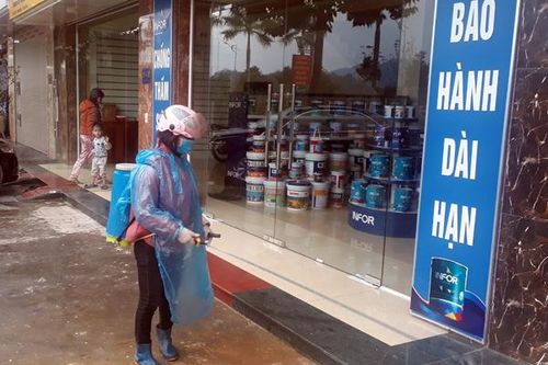 Chủ động phun thuốc khử trùng Cloramin B từ nguồn xã hội hóa