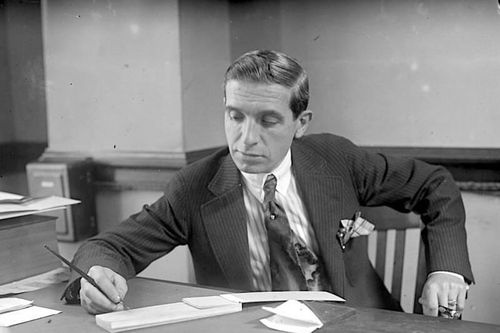 Charles Ponzi và vụ lừa thế kỷ 'tiền đổi tiền'