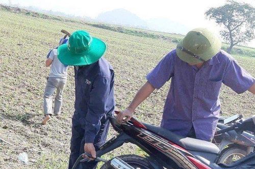 Sáng kiến rú ga, dùng khói xe máy để bắt chuột của người dân