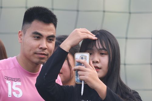 Cầu thủ Hà Nội và Viettel thu hút nữ cổ động viên đến xem đấu tập
