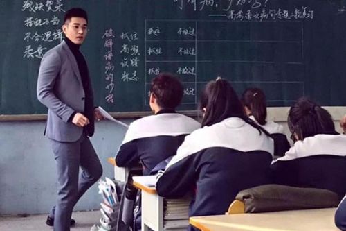 Thầy giáo cao 1m81, khí chất ngút trời khiến dân mạng 'lịm tim'