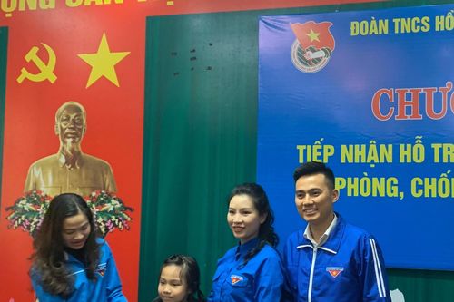 Thành đoàn Hà Nội tặng quà người dân vùng dịch Vĩnh Phúc