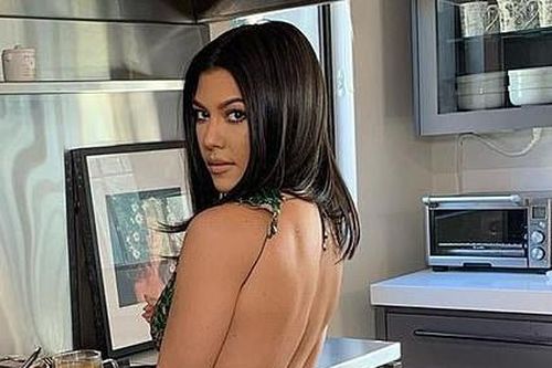 Chị gái Kim Kardashian bị chỉ trích mặc váy hở lưng phản cảm