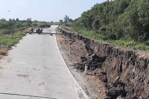 Đường đê biển Tây ở Cà Mau tiếp tục sụt lún
