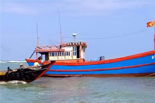 Kịp thời cứu hộ tàu cá của ngư dân Quảng Bình gặp nạn trên biển
