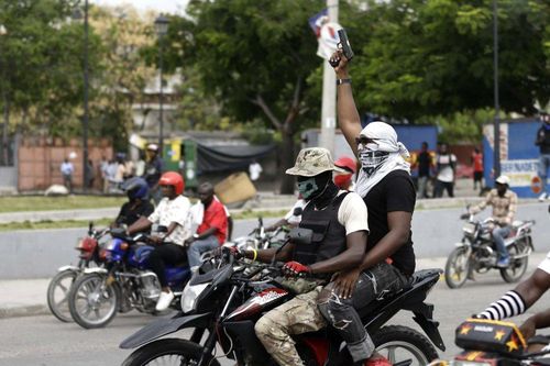Cảnh sát đấu súng với quân đội trước dinh tổng thống Haiti