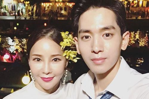 Lấy chồng kém 17 tuổi, nữ ca sĩ U50 gặp khó đường con cái