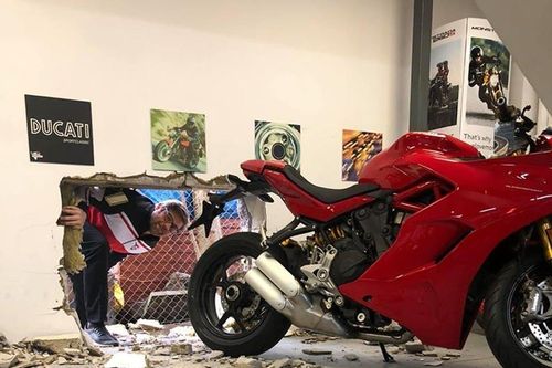 Siêu trộm khoét thủng tường để lấy cắp mô tô tiền tỷ Ducati