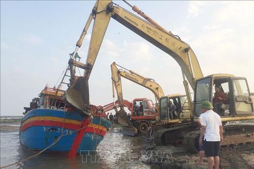 Trục vớt thành công tàu cá mắc cạn tại cửa Lạch Vạn