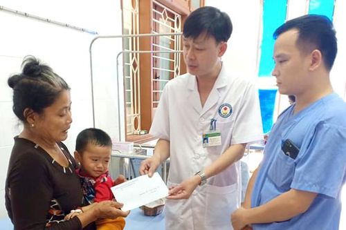 Chia sẻ yêu thương với bệnh nhân nghèo