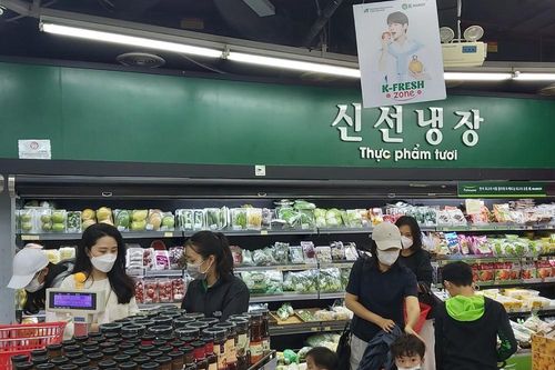 Người Hàn Quốc tại Hà Nội tích trữ thực phẩm, hạn chế đến nơi công cộng