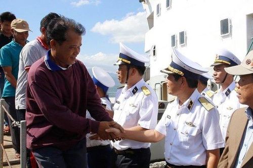 Tàu Hải quân giải cứu thành công 33 ngư dân Quảng Nam gặp nạn trên biển