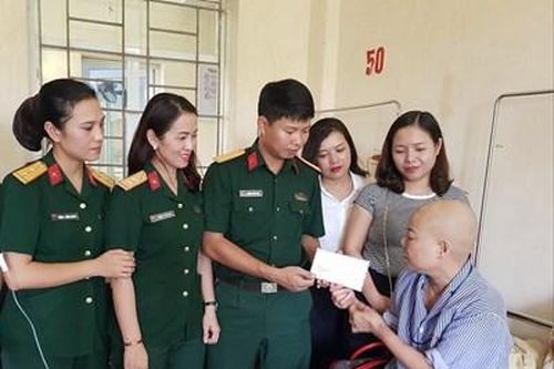 Nữ quân nhân 'đam mê' làm từ thiện