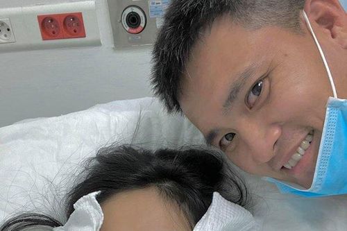 Công Vinh 'trách yêu' Thủy Tiên vì trốn đi mổ một mình