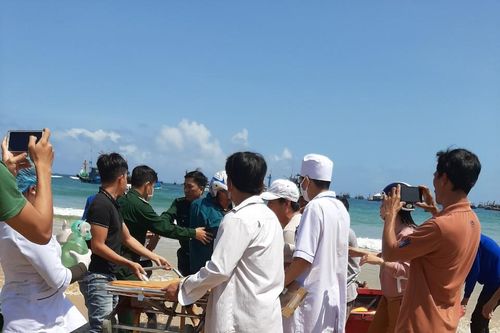 Kịp thời cứu một ngư dân kiệt sức trôi dạt trên biển