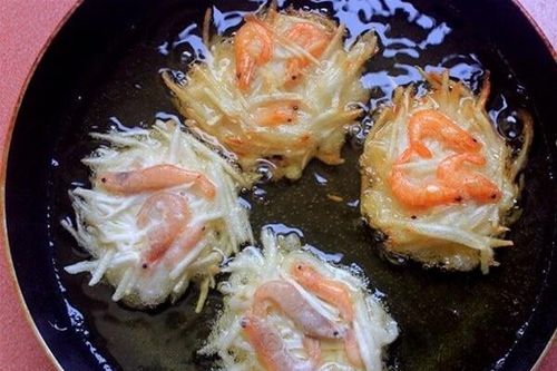 Bí quyết làm bánh tôm Hồ Tây giòn rụm, ngon mê li