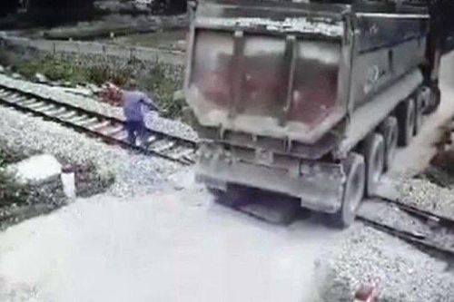 Nhân viên gác chắn cứu đoàn tàu không đâm vào xe tải