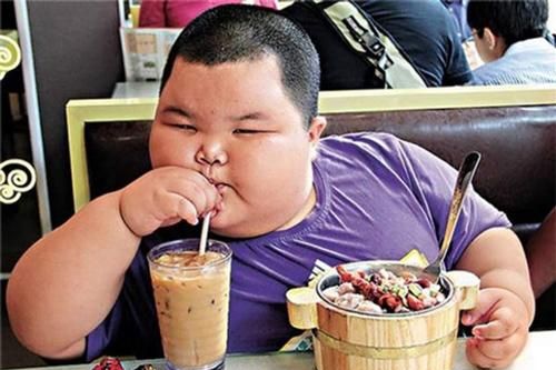 4 thực phẩm gây béo phì, cao huyết áp cho trẻ nhỏ, mẹ chớ dại cho ăn