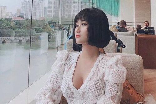 Vừa vỡ điện thoại, sao tuyển Việt Nam sắp được hot girl Hải Phòng sắm cho cái mới