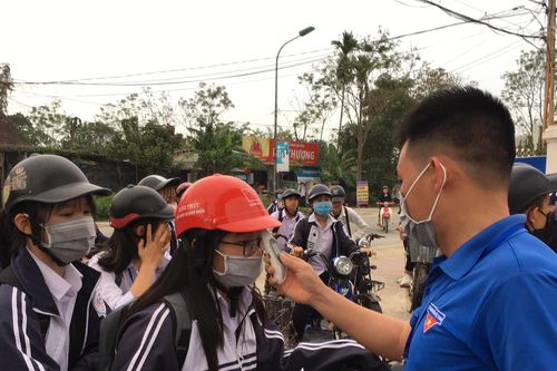 Hà Tĩnh: Phòng dịch Covid-19 ngay từ cổng trường