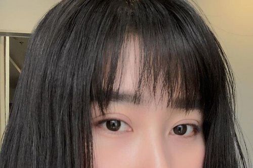 Bạn gái sao tuyển Việt Nam than nghèo không có tiền gội đầu