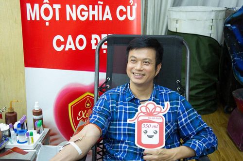 Phó Viện trưởng Khôi trong phim Sinh tử tươi rói tham gia hiến máu