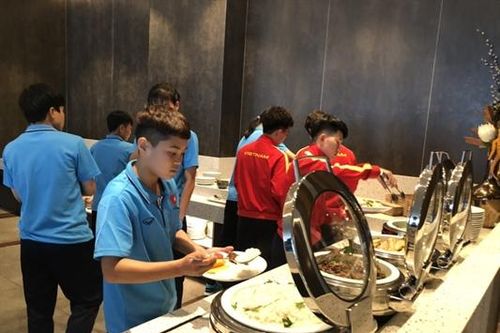 Đội tuyển nữ Việt Nam ra sân tập ngay sau khi đến Australia