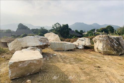 Vào hang trú mưa, hai bố con bị vỉa đá sập, đè tử vong thương tâm