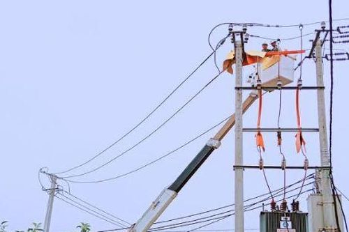 EVNHANOI ứng dụng công nghệ sửa chữa điện nóng hotline