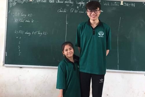 Đôi bạn 'đũa lệch' chênh nhau tới nửa mét và câu chuyện đằng sau khiến dân mạng 'phát sốt'