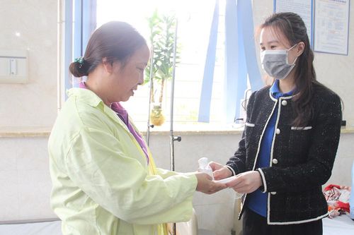 Tặng khẩu trang y tế và nước rửa tay miễn phí phòng, chống dịch bệnh Covid-19