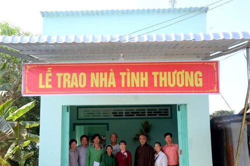 Hai đơn vị tặng quà, nhà tình thương