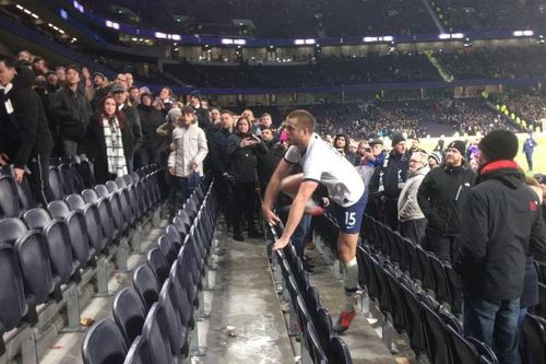 Cầu thủ Tottenham lên khán đài đánh nhau với CĐV sau trận thua
