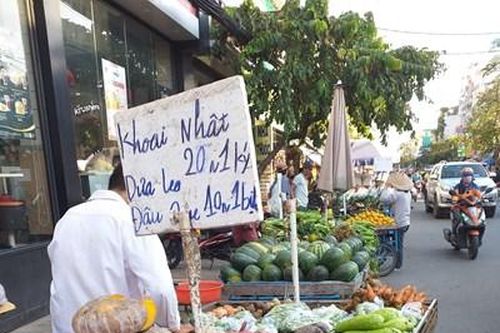 Đường biến thành chợ ở Hiệp Bình