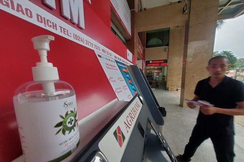 Trang bị nước rửa tay sát khuẩn cho cây ATM phòng dịch COVID-19