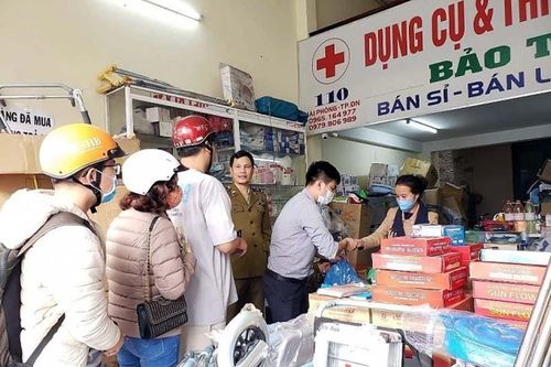 Quản lý thị trường xử phạt vi phạm hành chính 13 cơ sở kinh doanh khẩu trang y tế