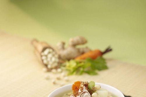 Mẹo nấu canh gà hầm hạt sen bổ dưỡng cho người mới ốm dậy