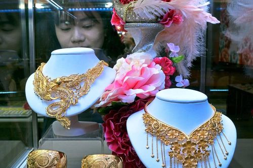 Giá vàng hôm nay 8/3: Ngược chiều thế giới, trong nước giữ mức cao
