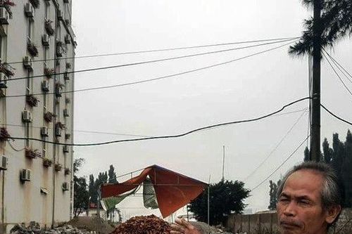 Người dân dựng rạp để phản đối, đòi doanh nghiệp trả lại đường ra biển
