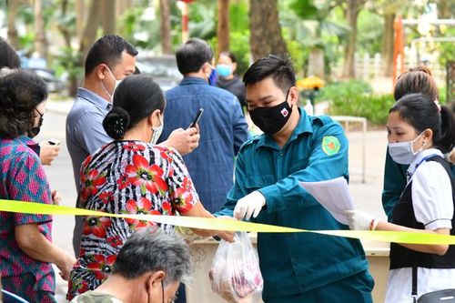 Những hình ảnh ấm lòng ở phố cách ly Trúc Bạch