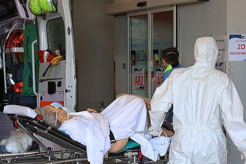 Italia: Bệnh viện 'vỡ trận' vì Covid-19, người dân cố thực hiện nguyên tắc cách 1m