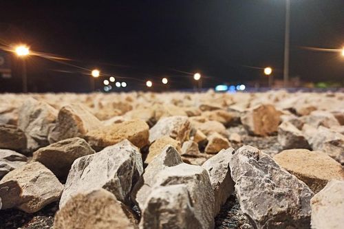 Ôtô tải làm rơi đá phủ dày mặt đường quốc lộ
