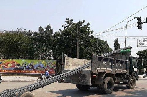 Dàn xe chở thép cồng kềnh đại náo thị xã Bỉm Sơn – Thanh Hóa