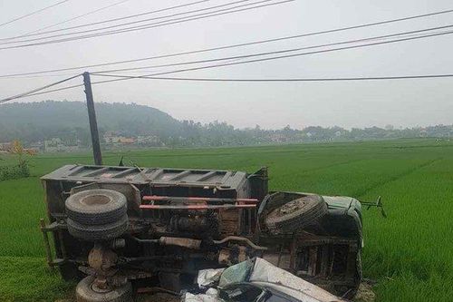 Tông nhau trực diện, hai xe lao xuống đường nát vụn