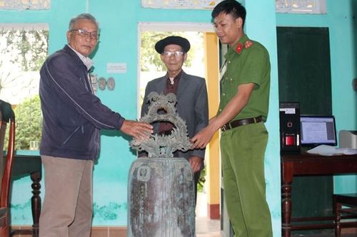 Công an trao trả nhiều cổ vật quý cho các đình làng, phủ thờ
