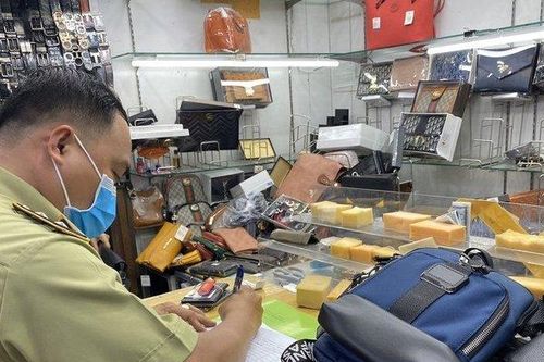 Tạm giữ hàng nghìn sản phẩm nhái Gucci, Hermes, Burberry, Rolex tại Sài Gòn Square và chợ Bến Thành