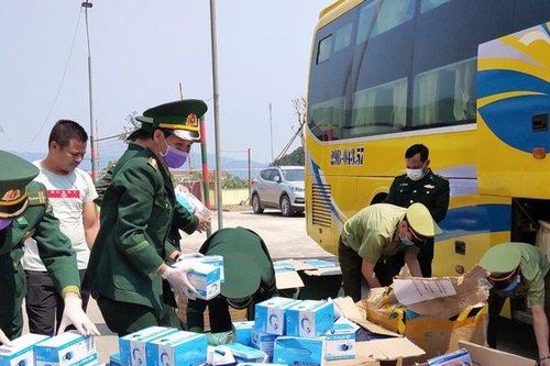 Bắt xe khách chở 30.000 khẩu trang y tế sang Lào tiêu thụ
