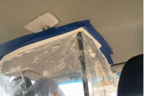 Tài xế taxi tự chế buồng lái bằng nilon ngăn lây nhiễm virus Covid-19 từ khách