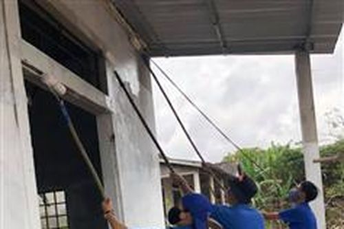 Tuổi trẻ Cam Lộ ra quân sửa chữa nhà cho người dân